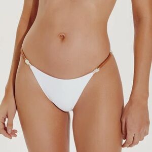 Elis Nissi Bikini Bottom